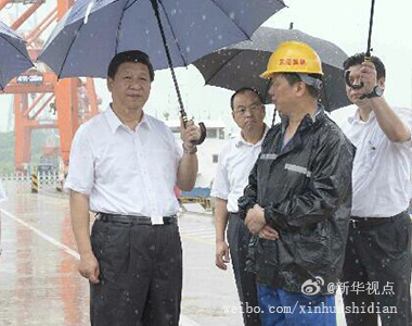 2013年7月21日，中共中央总书记、国家主席、中央军委主席习近平冒雨考察阳逻港